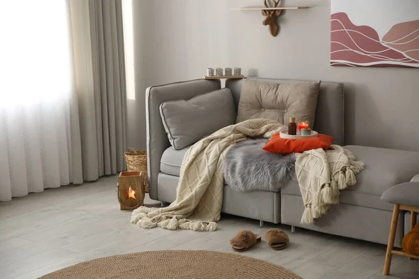 快適なソファ付きの広々としたリビングルーム インテリアデザイン — ストック写真