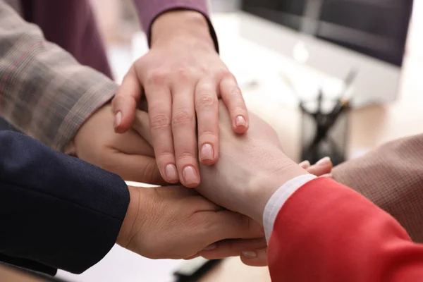 Vrouwen Die Elkaars Hand Vasthouden Close — Stockfoto