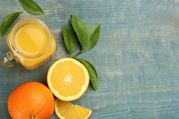 Finom Narancslé Friss Gyümölcs Világoskék Asztalon Lapos Tojással Szöveg Helye — Stock Fotó