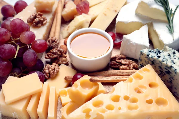 蜂蜜とチーズプレート ブドウとボード上のナッツ クローズアップ — ストック写真