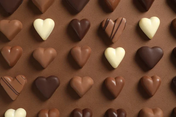 Prachtige Hartvormige Chocolade Snoepjes Bruine Achtergrond Plat Gelegd — Stockfoto
