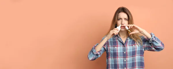 Kranke Junge Frau Benutzt Nasensprays Auf Korallenhintergrund — Stockfoto