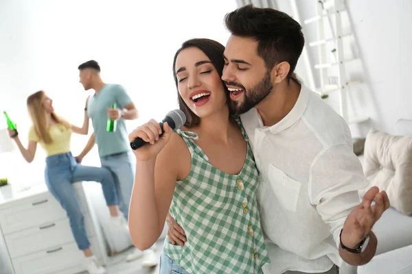 Pareja Feliz Cantando Karaoke Con Amigos Casa — Foto de Stock