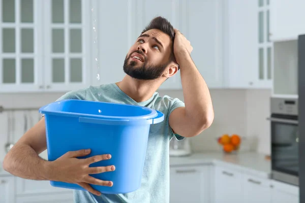 Jovem Colecionando Água Vazando Teto Cozinha Tempo Para Chamar Serviço — Fotografia de Stock