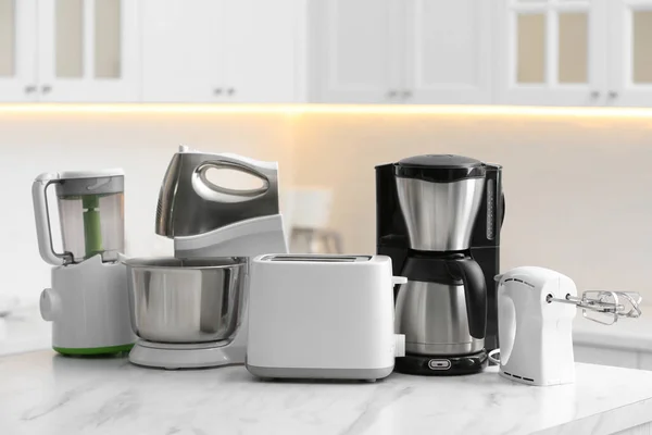 부엌에 현대식 토스터와 기구들 — 스톡 사진