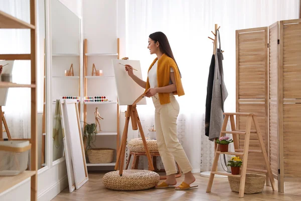 Hermosa Mujer Joven Dibujando Caballete Casa — Foto de Stock