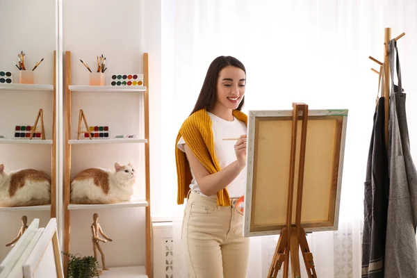 Hermosa Mujer Joven Dibujando Caballete Casa — Foto de Stock