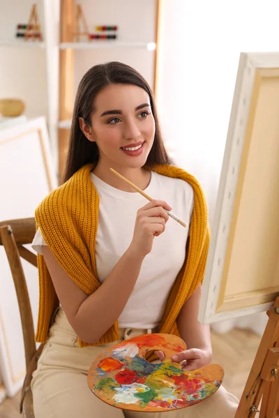 Hermosa Mujer Joven Dibujando Caballete Casa —  Fotos de Stock