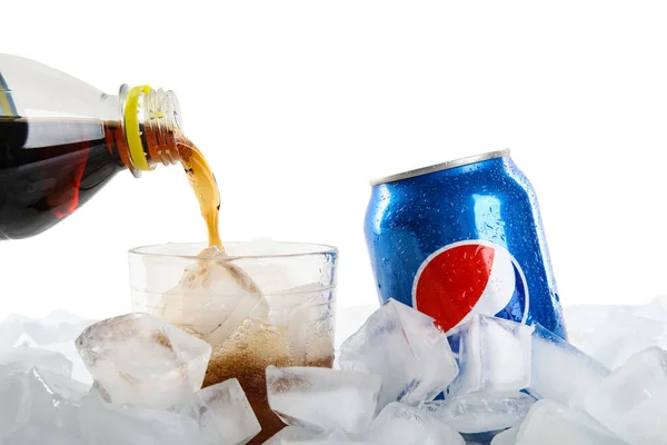 Mykolaiv Ukraine 2021 Február Pepsi Öntése Műanyag Palackból Üvegbe Jégkockákra — Stock Fotó