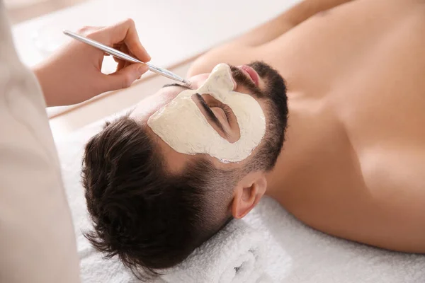 Cosmetologue Appliquer Masque Sur Visage Homme Dans Salon Spa — Photo