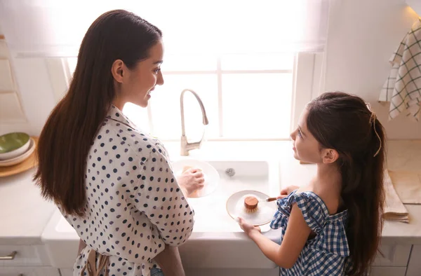 Мати Дочка Миють Посуд Разом Кухні — стокове фото