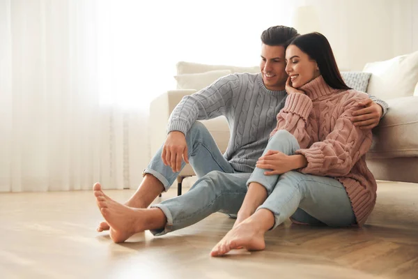 Glückliches Paar Das Auf Warmem Boden Wohnzimmer Sitzt Heizungsanlage — Stockfoto
