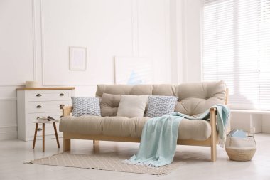 Rahat kanepe ve çekmecelerle dolu şık bir oturma odası.