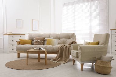 Şık bir oturma odası, rahat bir koltuk ve koltuğu var.