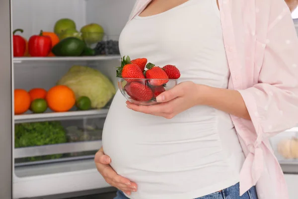 Young Pregnant Woman Strawberries Fridge Home Closeup Healthy Eating — Stock Photo, Image