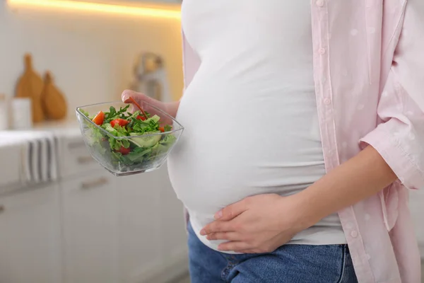 Young Pregnant Woman Vegetable Salad Kitchen Closeup Healthy Eating — Stock Photo, Image