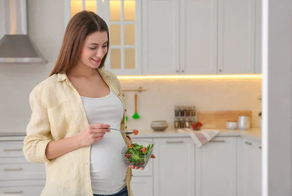 Jovem Grávida Com Salada Legumes Cozinha Espaço Para Texto Alimentação — Fotografia de Stock