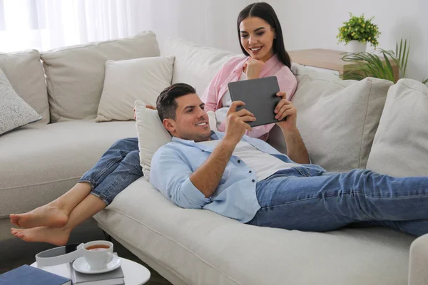 Casal Com Tablet Descansando Sofá Sala Estar — Fotografia de Stock