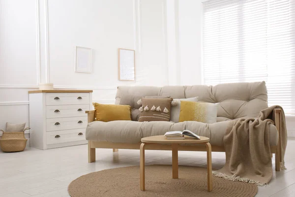 Elegante Salón Interior Con Cómodo Sofá Mesa Pequeña — Foto de Stock