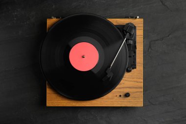 Siyah arkaplandaki vinil plaklı Turntable, üst görünüm