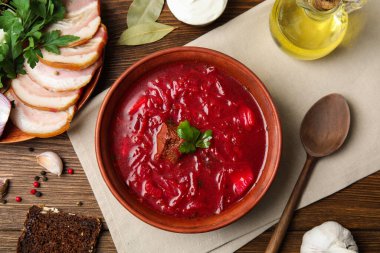 Ukrayna borsch ile süslü kahverengi kase ahşap masa, düz yatıyordu