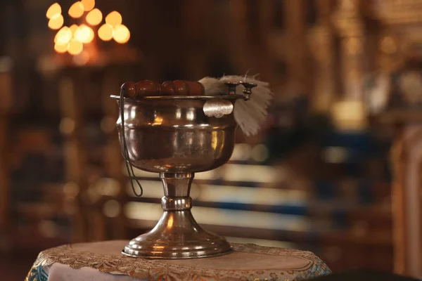 银器上有圣水和刷子 立在教堂里 文字空间 洗礼仪式 — 图库照片
