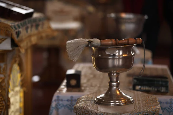 Recipiente Plata Con Agua Bendita Pincel Pie Iglesia Espacio Para —  Fotos de Stock