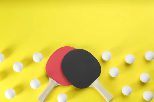 Ping Pong Rackets Ballen Gele Achtergrond Platte Lay Ruimte Voor — Stockfoto