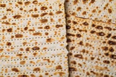 Arka plan olarak geleneksel matzos, üst görünüm. Pesach kutlaması