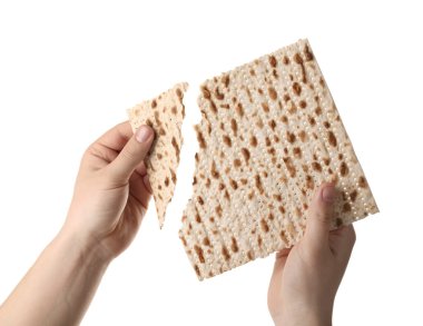 Beyaz arka planda Hamursuz Bayramı matzası olan kadın, yakın plan.