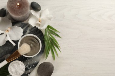 Beyaz ahşap zemin üzerinde kozmetik ürünü ile düz kompozisyon, metin için boşluk. Kaplıca gövdesi sargıları