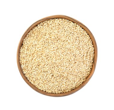 Çiğ kinoalı ahşap kase, beyaz manzaralı.