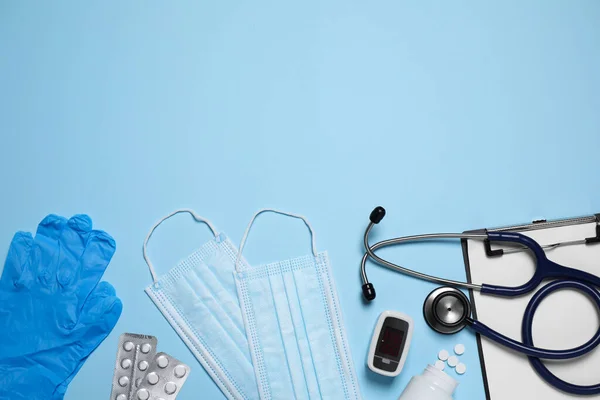 Flache Liegekomposition Mit Medizinischen Objekten Auf Hellblauem Hintergrund Platz Für — Stockfoto