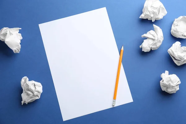 Folha Branco Lápis Bolas Papel Amassadas Sobre Fundo Azul Flat — Fotografia de Stock