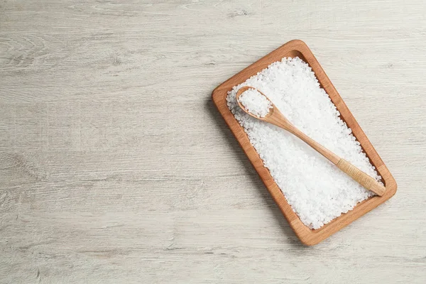 Bord Lepel Met Natuurlijk Zeezout Lichte Houten Tafel Bovenaanzicht Ruimte — Stockfoto