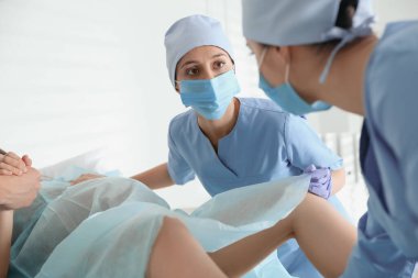 Doğum yapan kadın doğum hastanesinde, yakın plan.