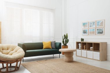 Modern oturma odasında rahat bir kanepe. İç tasarım