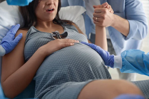 産前産後病院で出産する女性 — ストック写真