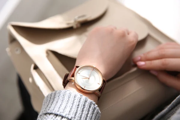 Frau Mit Luxus Armbanduhr Und Handtasche Auf Verschwommenem Hintergrund Nahaufnahme — Stockfoto