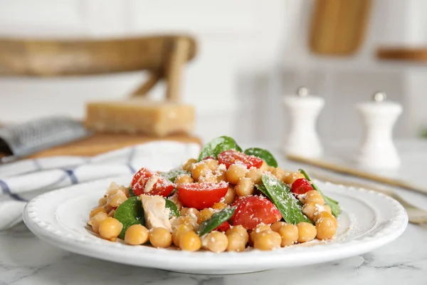 Deliciosa Ensalada Garbanzos Frescos Sobre Mesa Mármol Blanco — Foto de Stock