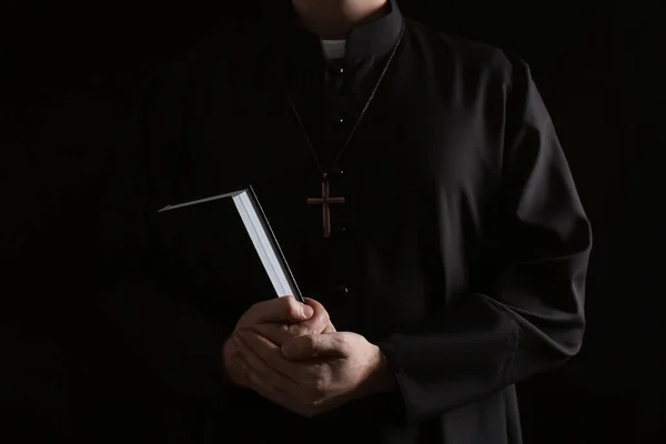 Priester Met Bijbel Donkere Achtergrond Close — Stockfoto