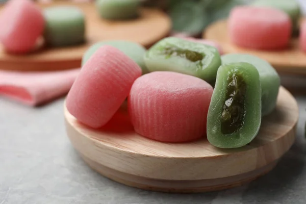 Beaucoup Mochi Délicieux Différents Sur Une Planche Bois Gros Plan — Photo