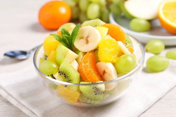 Salată Delicioasă Fructe Proaspete Castron Masă — Fotografie, imagine de stoc