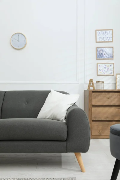 Sofá Confortável Sala Estar Moderna Design Interiores — Fotografia de Stock