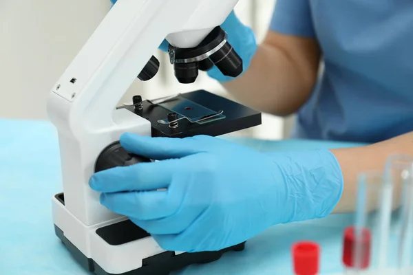 Médico Con Muestra Sangre Del Dedo Mesa Laboratorio Primer Plano — Foto de Stock