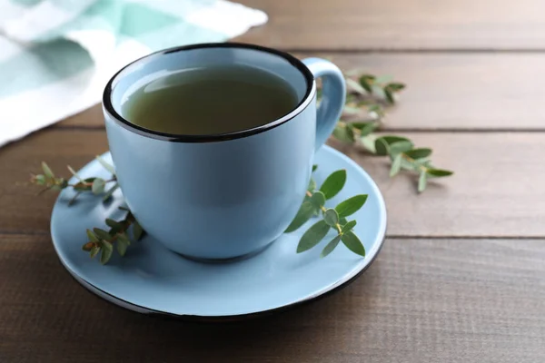 Coupe Thé Vert Feuilles Eucalyptus Sur Table Bois Espace Pour — Photo