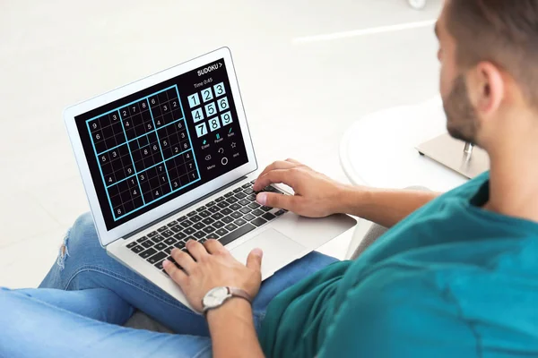 Hombre Jugando Sudoku Juego Ordenador Portátil Interior Primer Plano —  Fotos de Stock