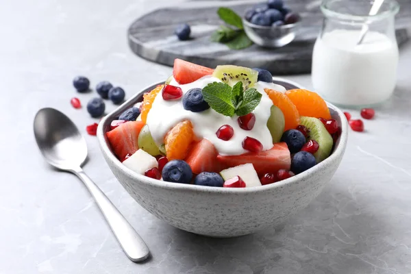 Leckerer Obstsalat Mit Joghurt Auf Grauem Tisch — Stockfoto