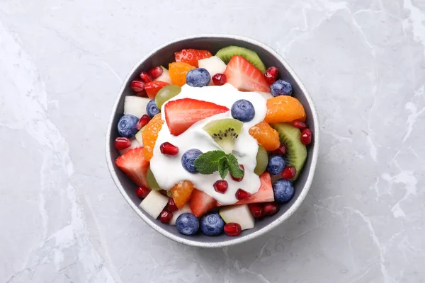 Deliciosa Ensalada Frutas Sobre Mesa Gris Vista Superior — Foto de Stock