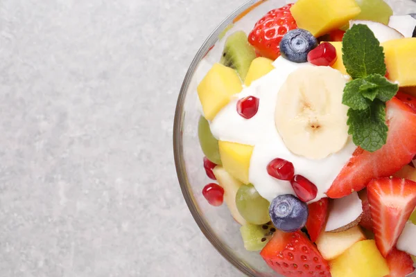 Deliciosa Ensalada Frutas Sobre Mesa Gris Claro Vista Superior Espacio —  Fotos de Stock